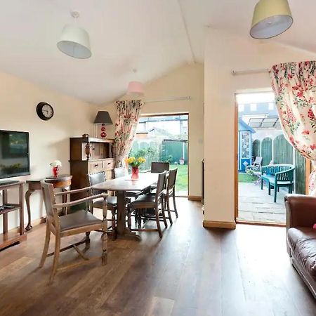 Lovely Three Bedroomed House, Parking 2 Cars Londres Exterior foto
