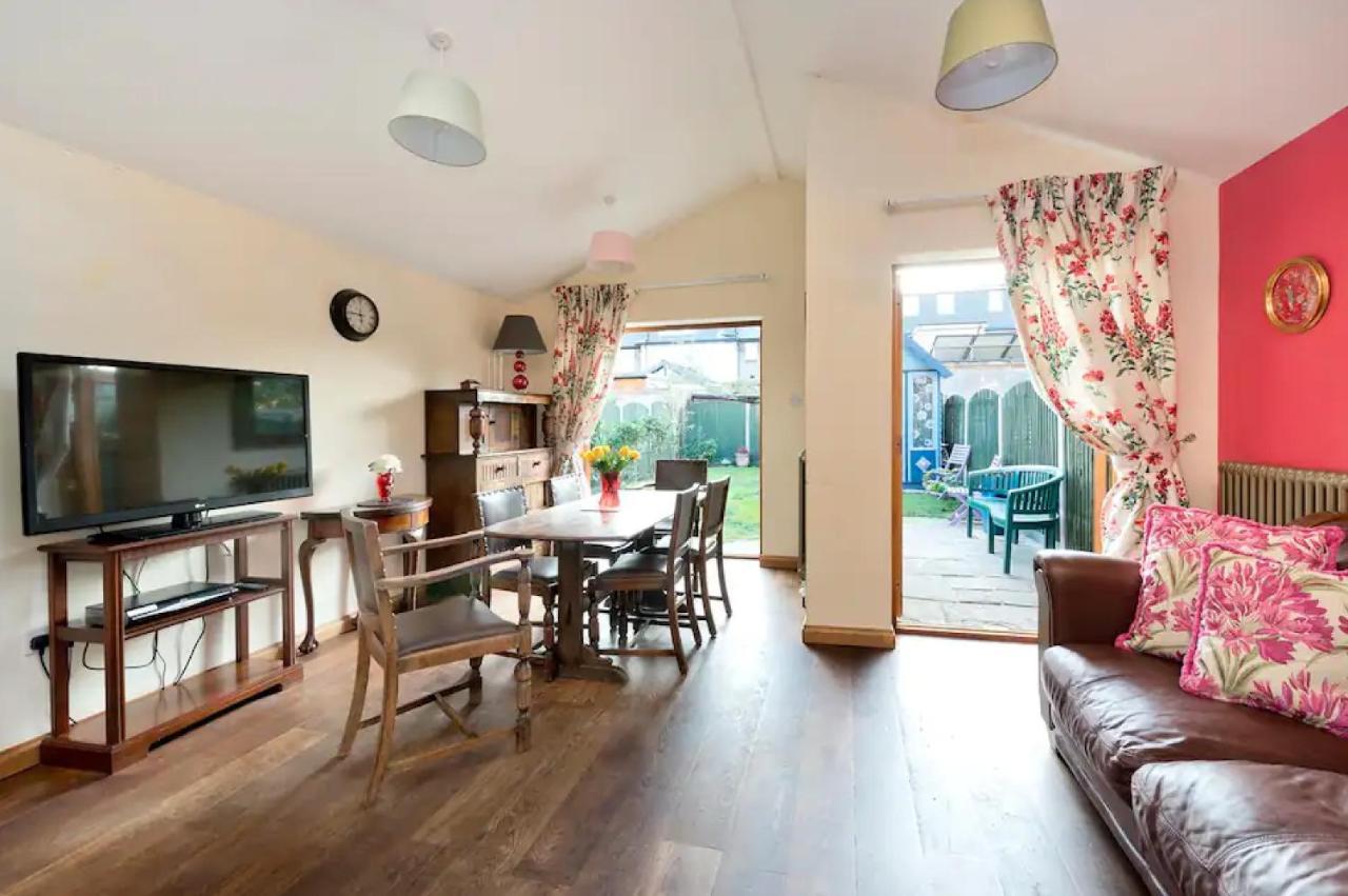 Lovely Three Bedroomed House, Parking 2 Cars Londres Exterior foto