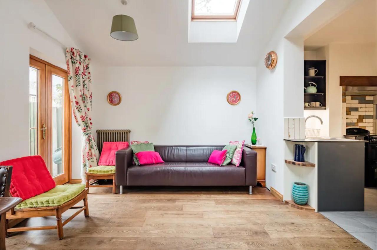Lovely Three Bedroomed House, Parking 2 Cars Londres Exterior foto