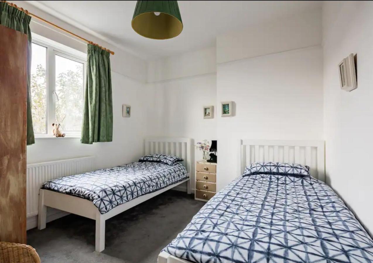 Lovely Three Bedroomed House, Parking 2 Cars Londres Exterior foto
