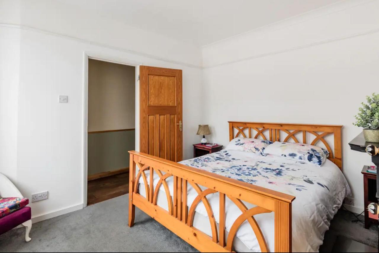 Lovely Three Bedroomed House, Parking 2 Cars Londres Exterior foto