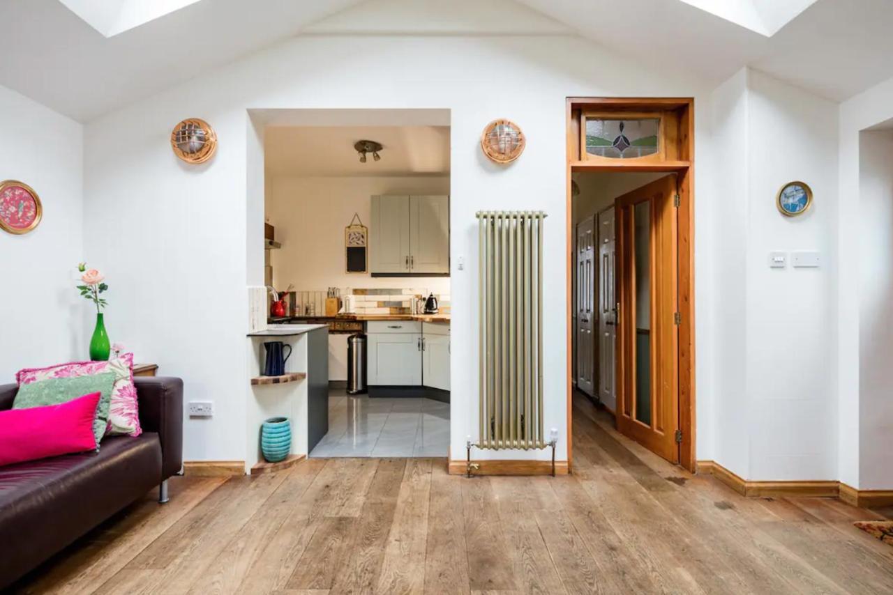 Lovely Three Bedroomed House, Parking 2 Cars Londres Exterior foto