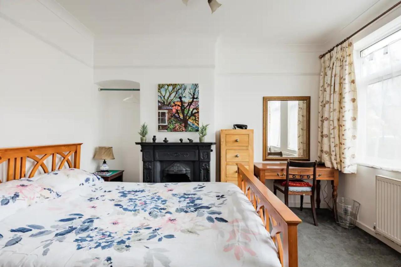 Lovely Three Bedroomed House, Parking 2 Cars Londres Exterior foto