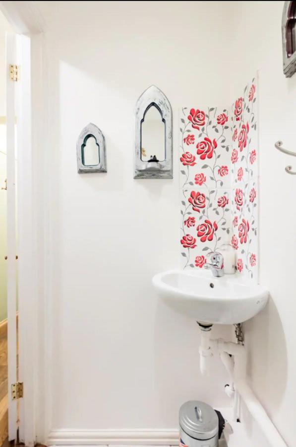 Lovely Three Bedroomed House, Parking 2 Cars Londres Exterior foto