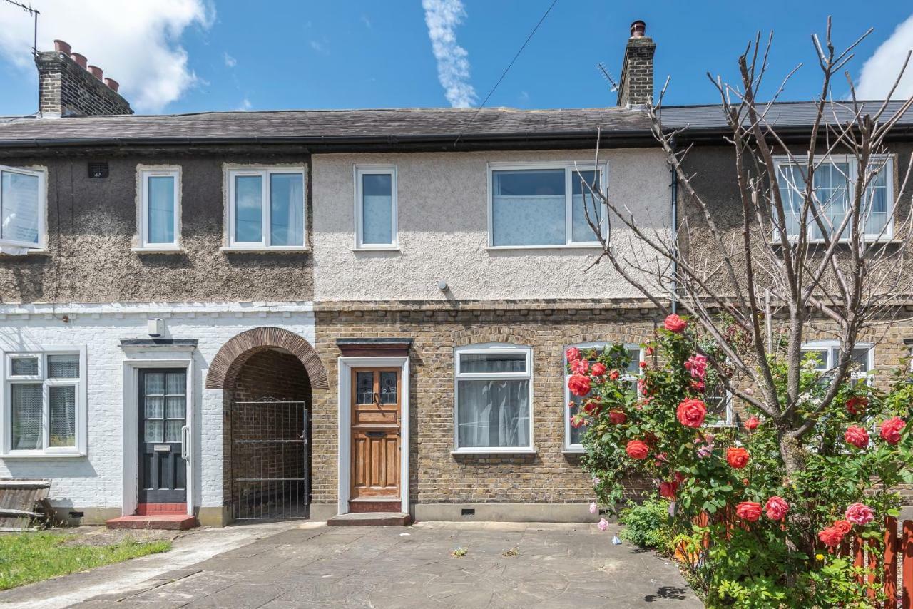 Lovely Three Bedroomed House, Parking 2 Cars Londres Exterior foto