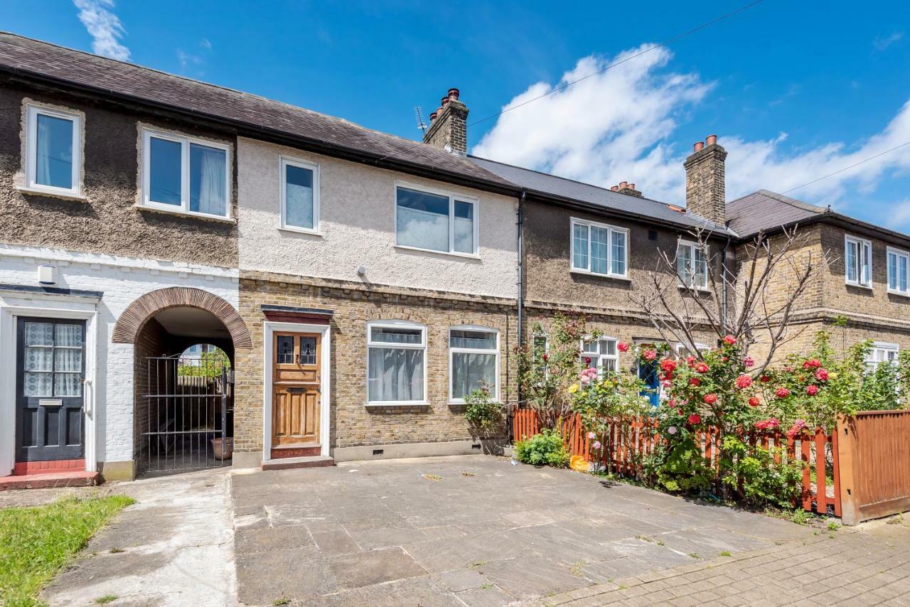 Lovely Three Bedroomed House, Parking 2 Cars Londres Exterior foto
